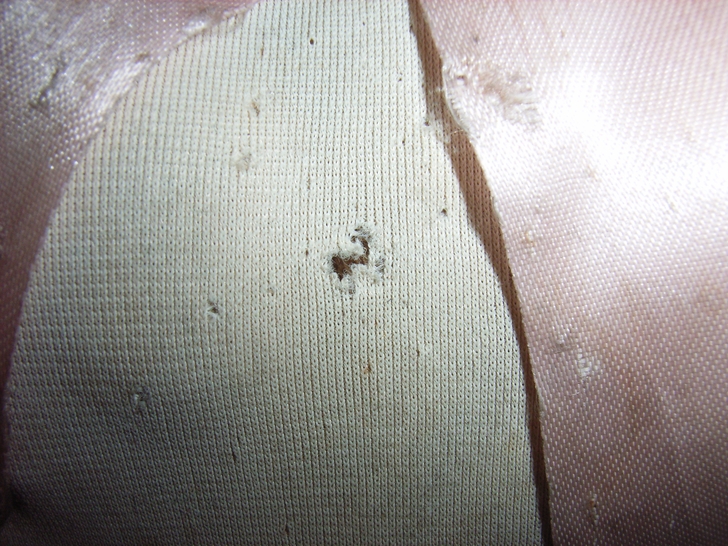 Particolare del foro sul corpetto